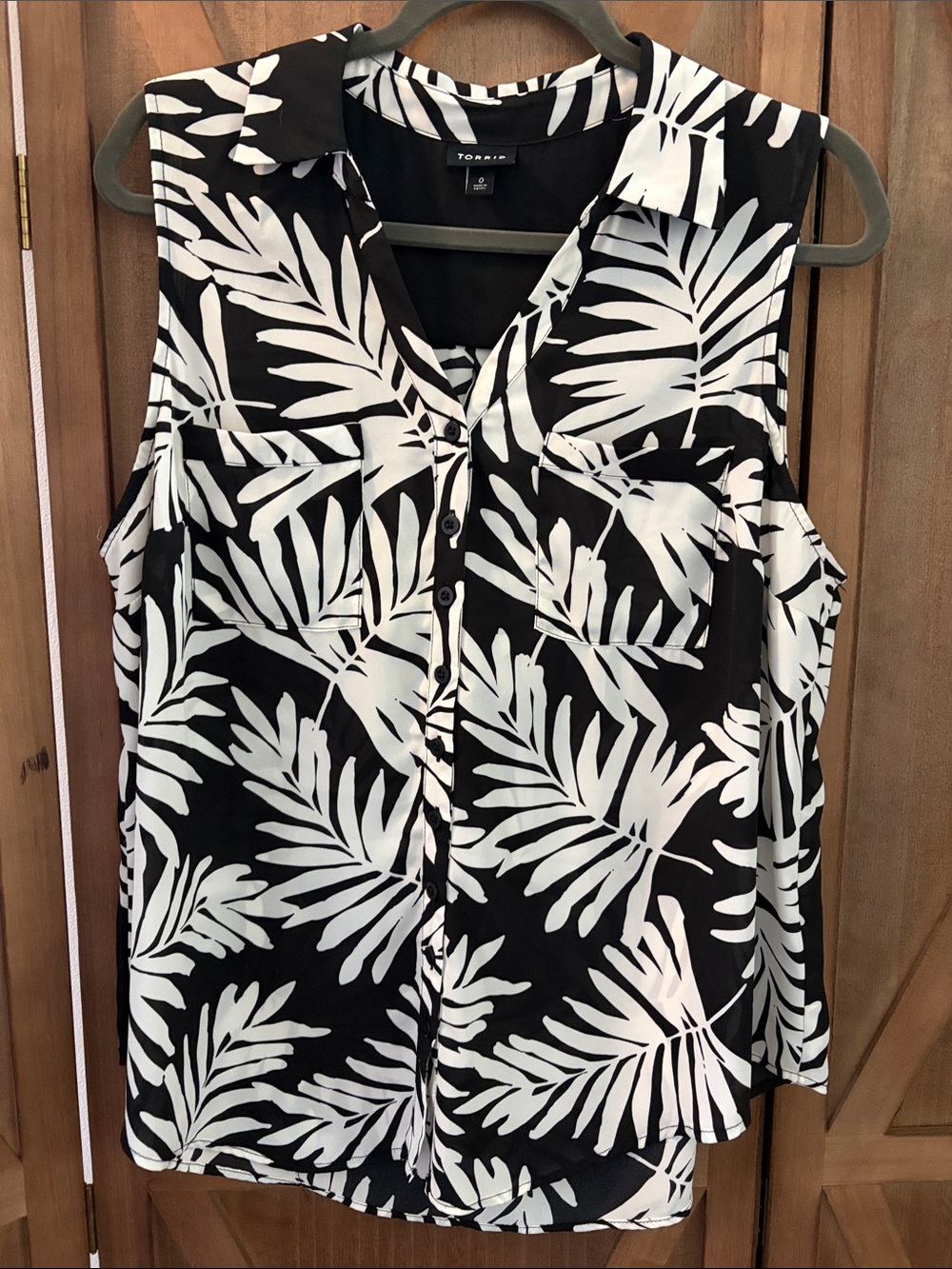 TORRID Black & White Palm-Print Sleeveless Button Top SIZE 0